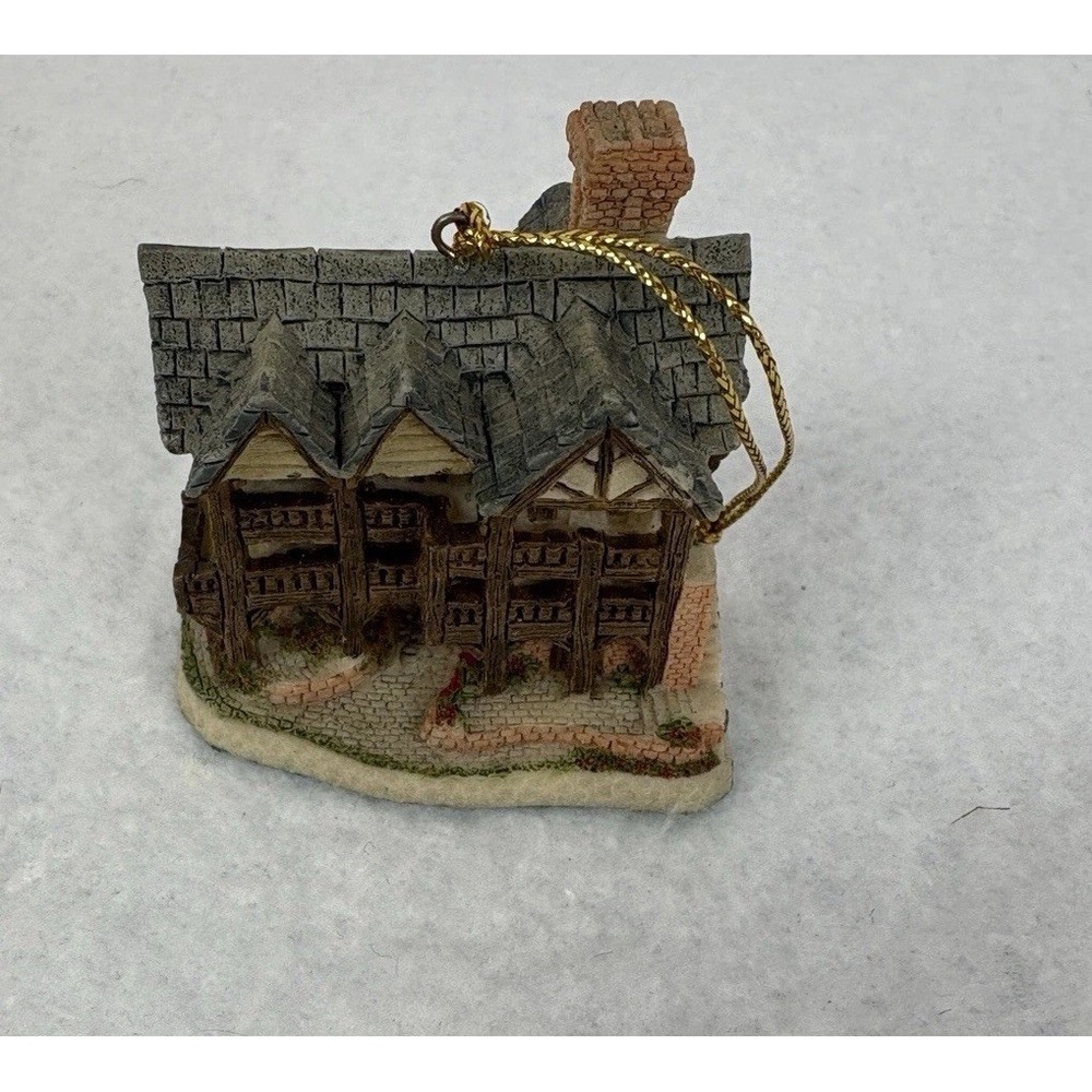 David Winter Cottages "The Grange" Christmas Ornament Includes Box‎